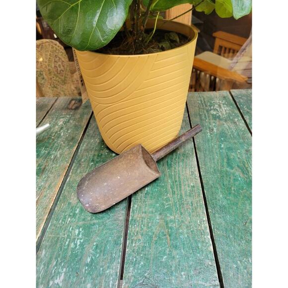 Vintage Rusty Scoop, Farmhouse Primitive, Porch Decor, Country Home - Picture 1 of 4
